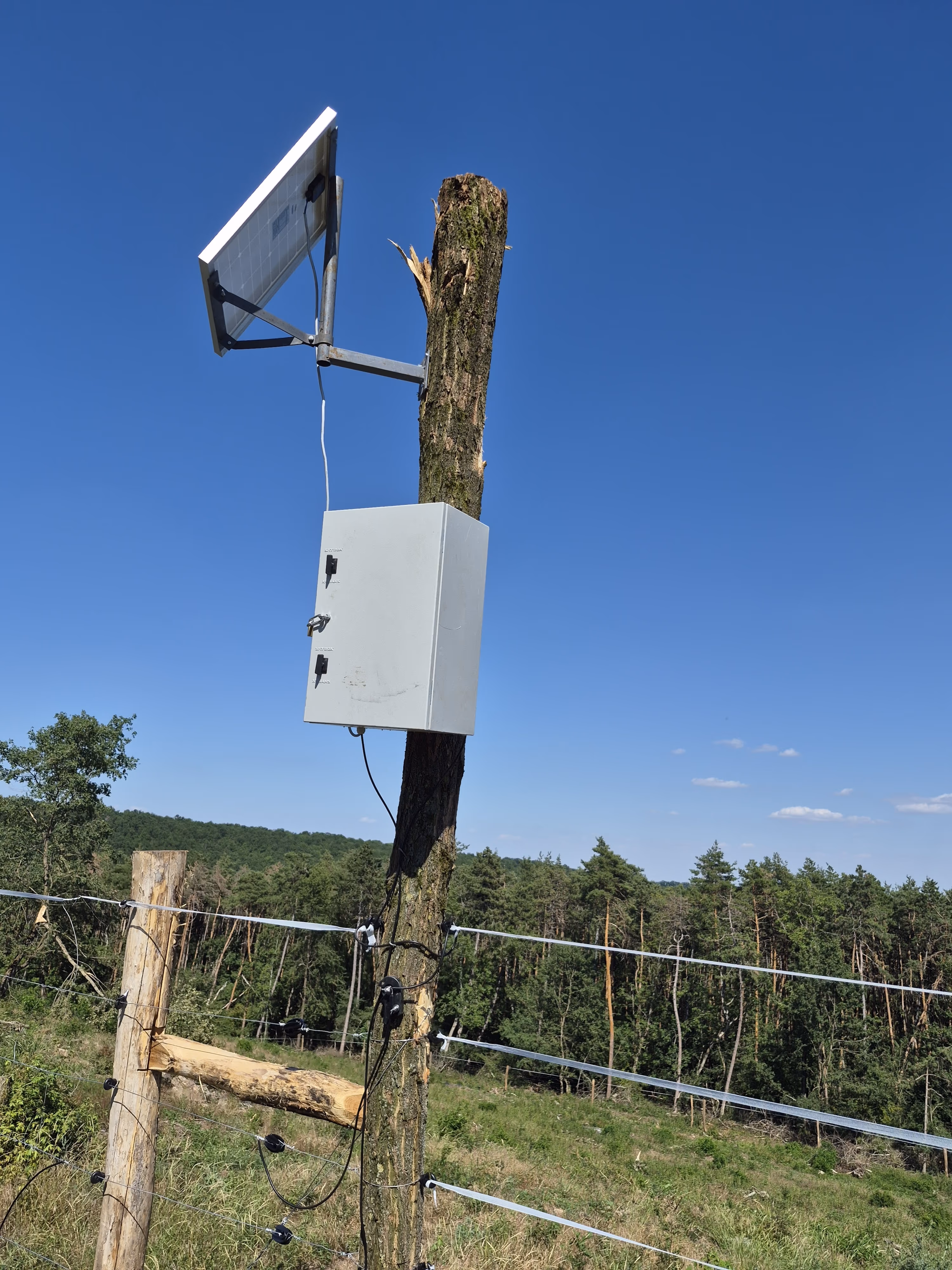 Napelemmel táplált villanypásztor vezérlőszekrénye és csatlakozásai